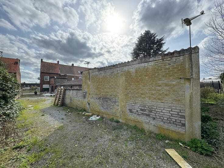 Te renoveren of te herbouwen hoekwoning met grote tuin va...