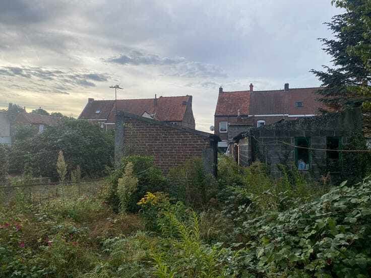 Te renoveren of te herbouwen hoekwoning met grote tuin va...