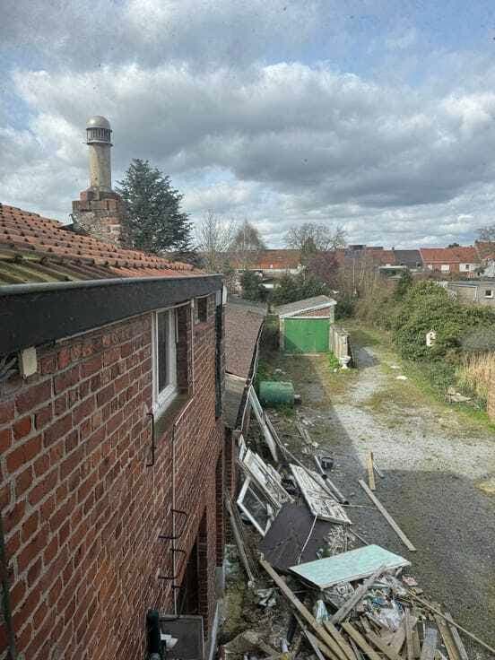 Te renoveren of te herbouwen hoekwoning met grote tuin va...