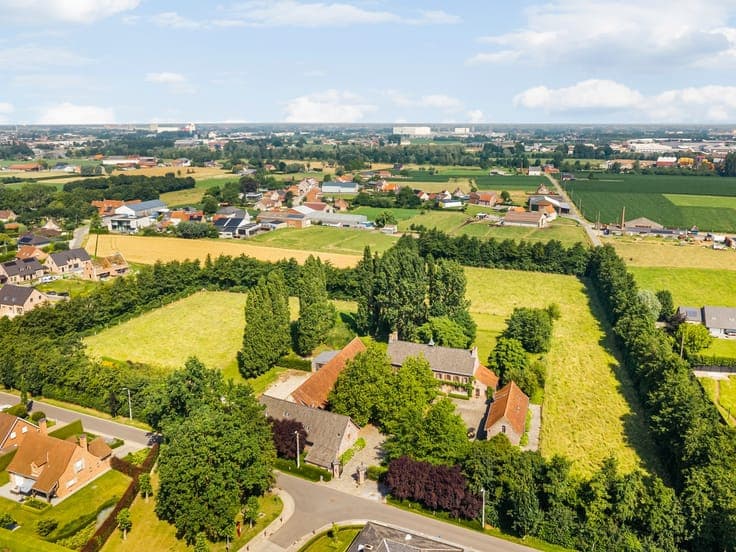 Authentieke, multifunctionele vierkantshoeve in Desselgem!