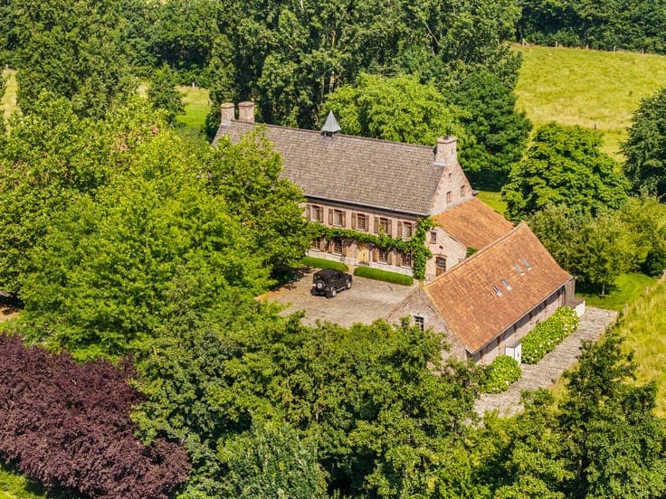 Authentieke, multifunctionele vierkantshoeve in Desselgem!