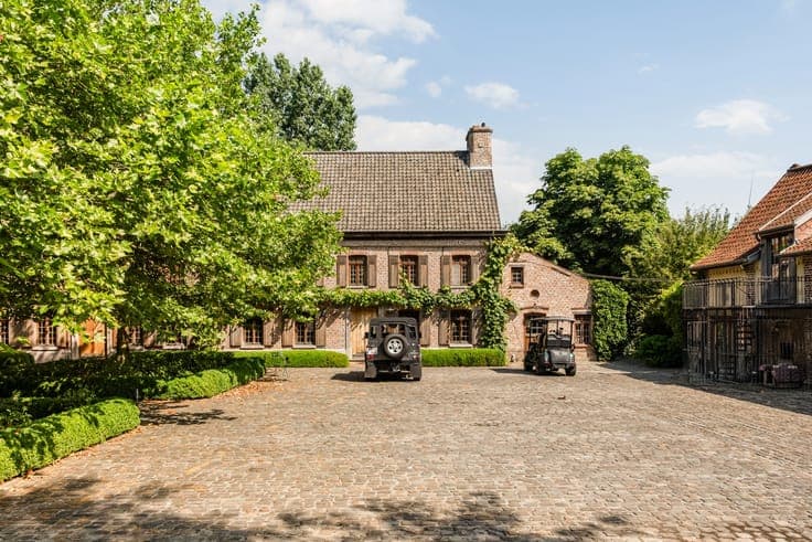 Authentieke, multifunctionele vierkantshoeve in Desselgem!