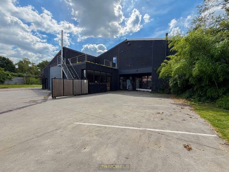 Te koop, Exclusieve nieuwbouwvilla met magazijn en uitzon...