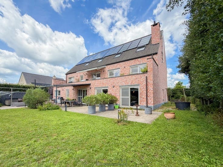Te koop, Exclusieve nieuwbouwvilla met magazijn en uitzon...
