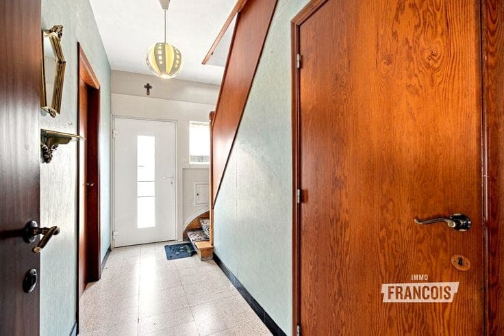 A semi-detached house in need of renovation in Poperinge!