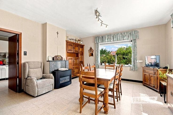 A semi-detached house in need of renovation in Poperinge!