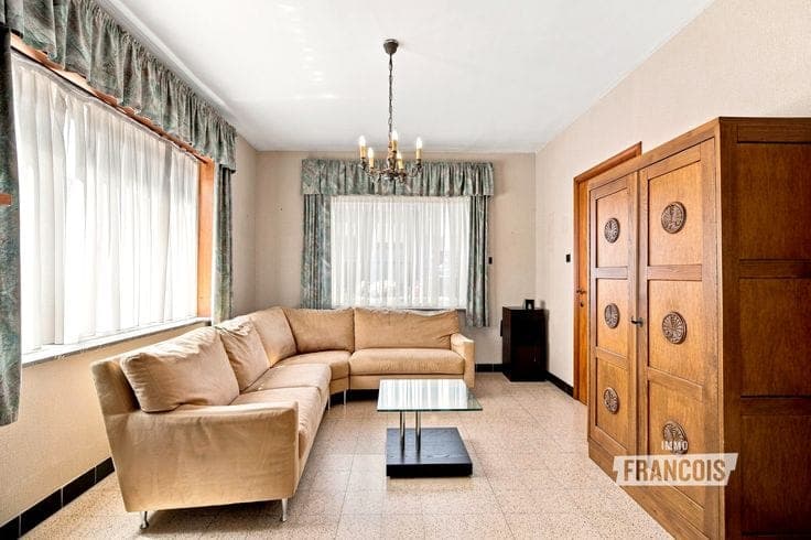 A semi-detached house in need of renovation in Poperinge!