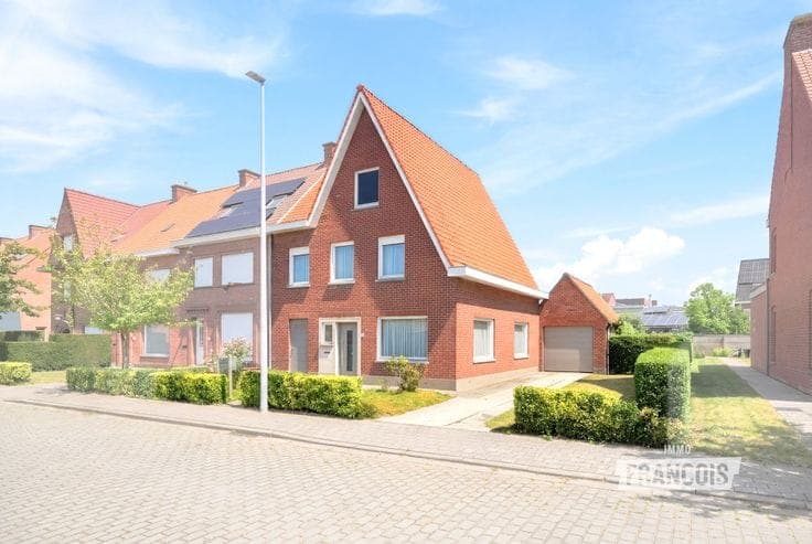 A semi-detached house in need of renovation in Poperinge!