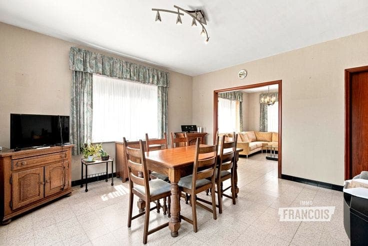 A semi-detached house in need of renovation in Poperinge!