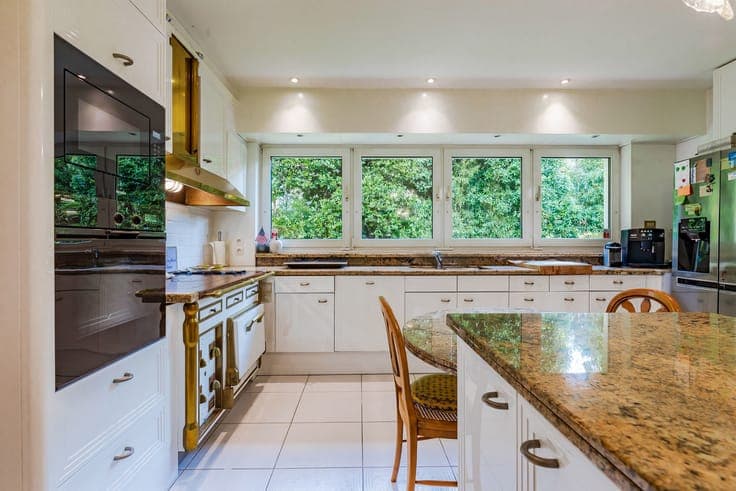 Baron d'Huart District, stunning Villa (5 Bdrs/ 4 bathrooms)