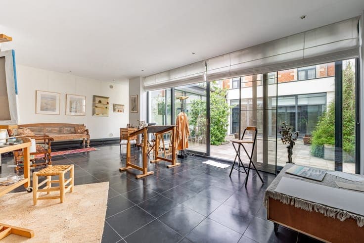 Exceptional rear house of 240 m² (3-4 bedrooms / 2-3 bath)