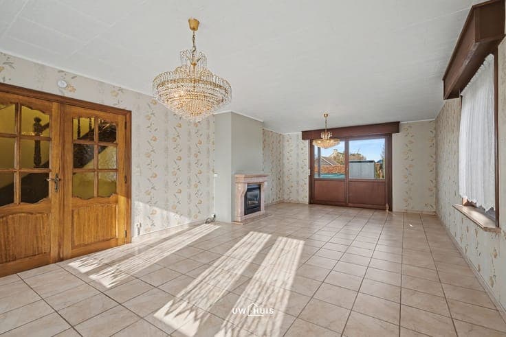 Detached house with 4 bedrooms, garage, and well-maintained
