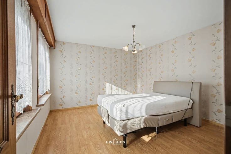 Detached house with 4 bedrooms, garage, and well-maintained