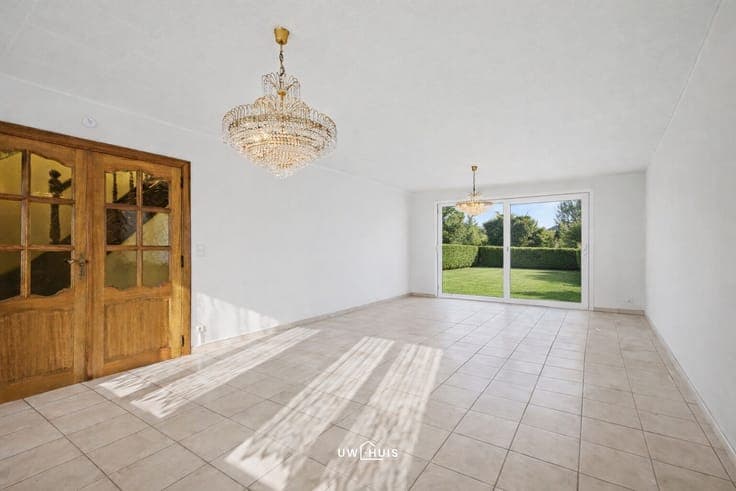 Detached house with 4 bedrooms, garage, and well-maintained