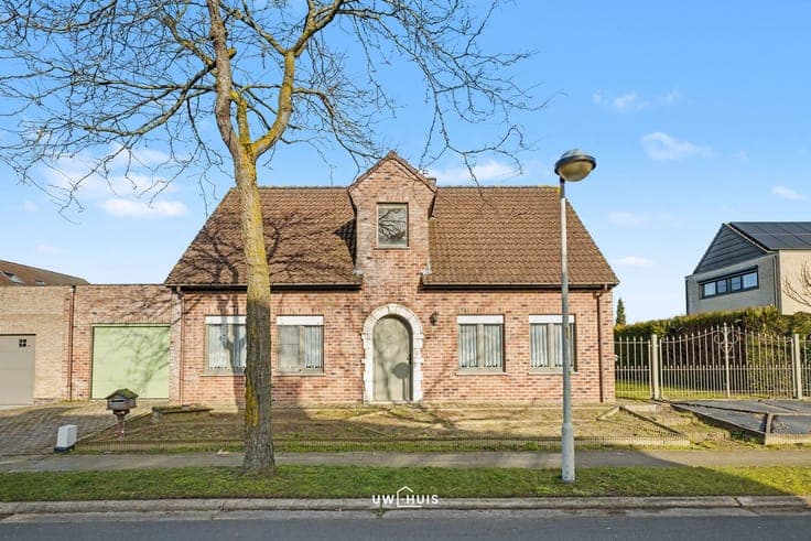 Detached house with 4 bedrooms, garage, and well-maintained