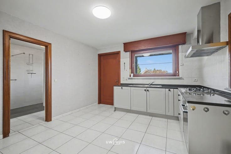 Detached house with 4 bedrooms, garage, and well-maintained
