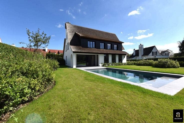Luxurious sun-facing villa in the residential Zoute.