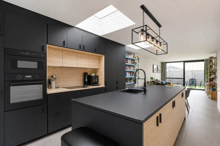 Volledig gerenoveerde woning met garagebox op gunstige lo...