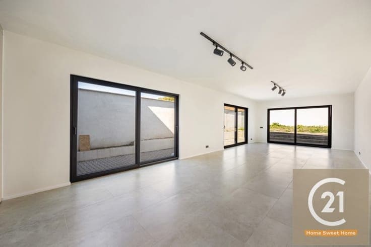 Exceptional renovated 200m² home with garden garage