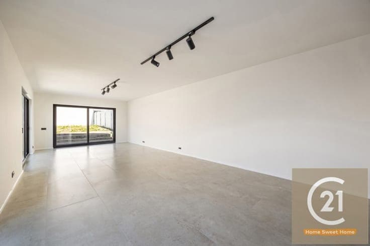 Exceptional renovated 200m² home with garden garage