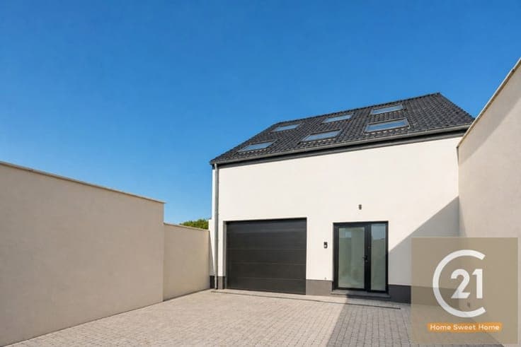 Exceptional renovated 200m² home with garden garage