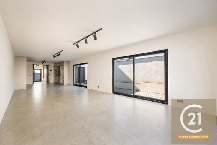 Exceptional renovated 200m² home with garden garage