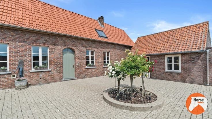 HEIKRUIS - Karaktervolle hoeve met stallen en piste op 1,7ha