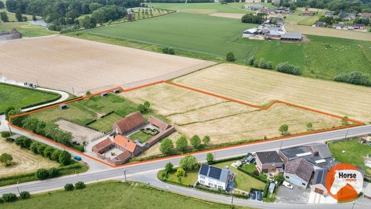 HEIKRUIS - Karaktervolle hoeve met stallen en piste op 1,7ha