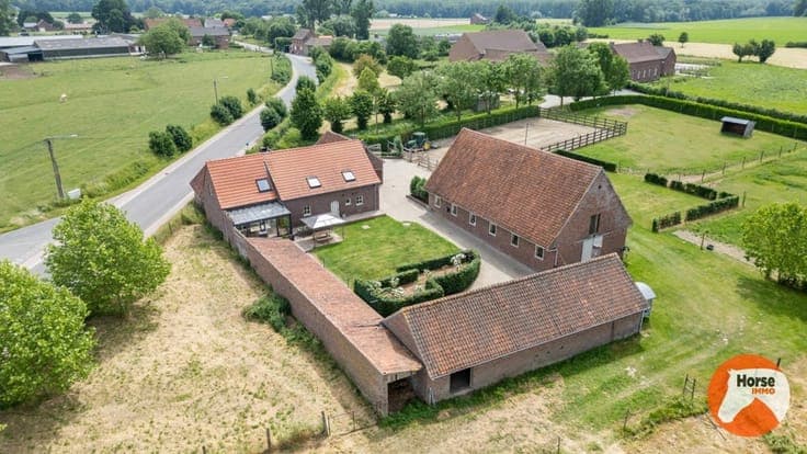 HEIKRUIS - Karaktervolle hoeve met stallen en piste op 1,7ha