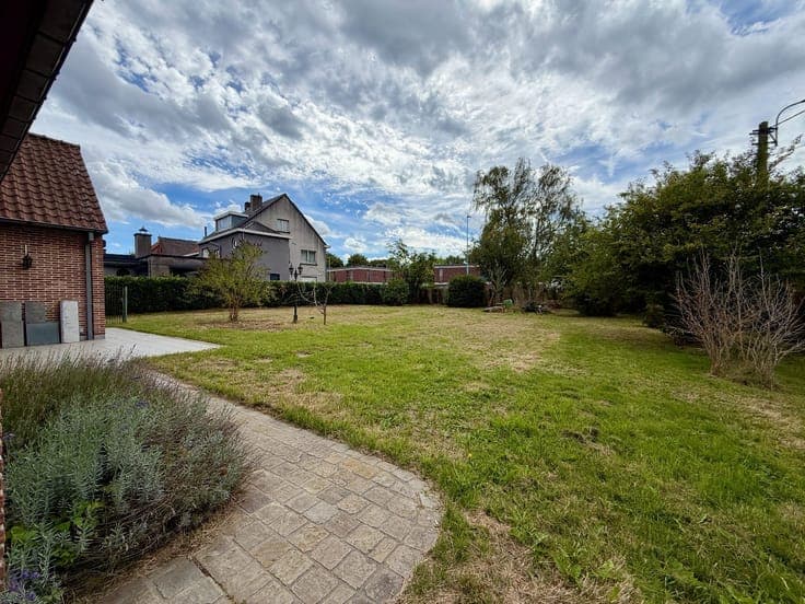Bright villa with garden, terrace and double garage in Sint