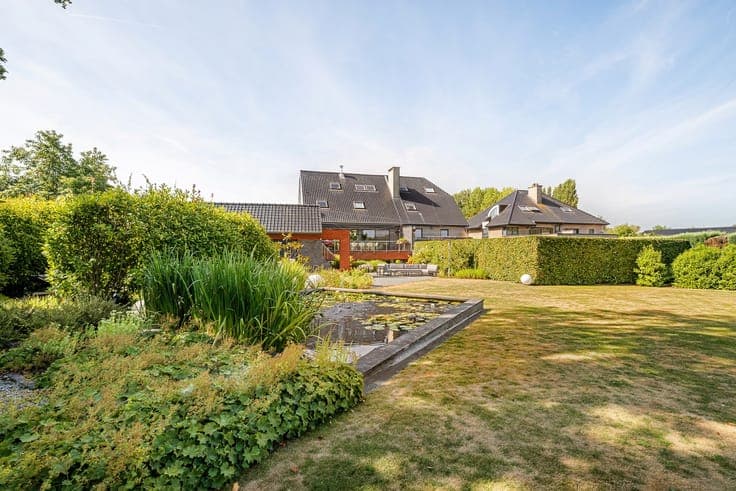 Spacious house with practice space and large garden.