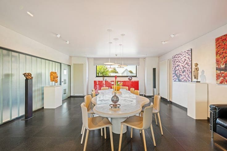 Spacious house with practice space and large garden.