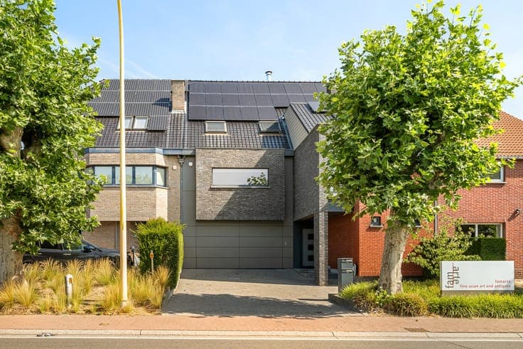 Spacious house with practice space and large garden.
