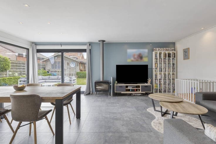Spacious family home with 5 bedrooms in Oostrozebeke