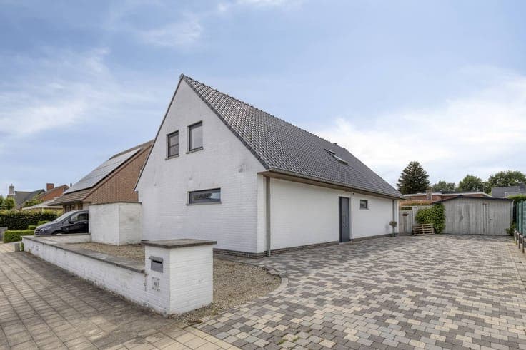 Spacious family home with 5 bedrooms in Oostrozebeke