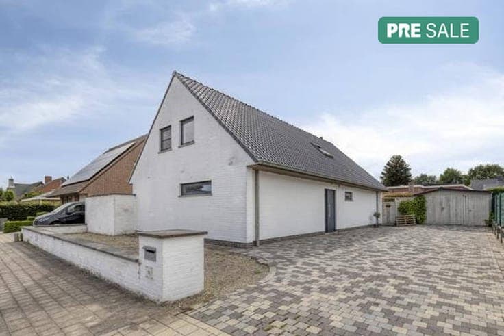 Spacious family home with 5 bedrooms in Oostrozebeke