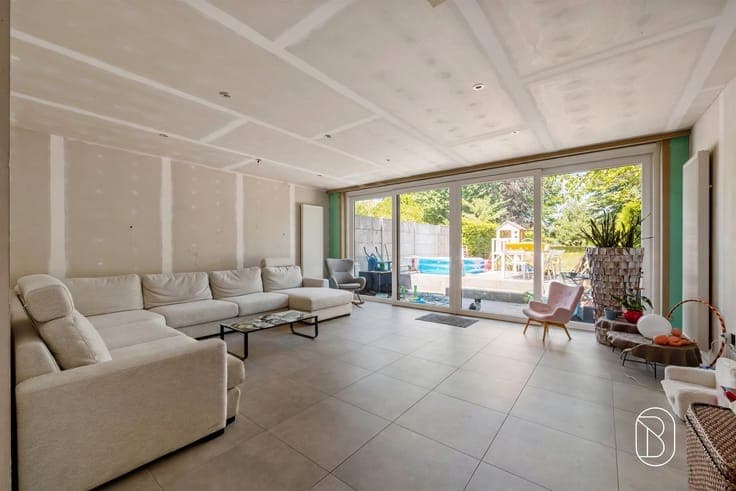 Spacious, move-in-ready family home with 4 bedrooms, a garag