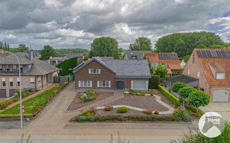HERZELE - Ruime villa met magazijn op 16a18ca