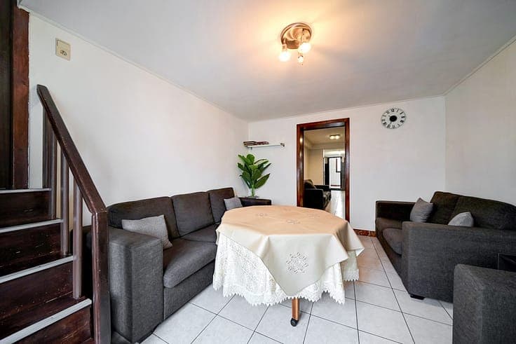 4-bedroom house – potential for 2 apartments