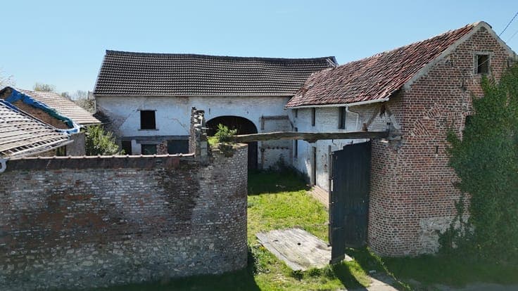 Magnificent square farmhouse in Momalle