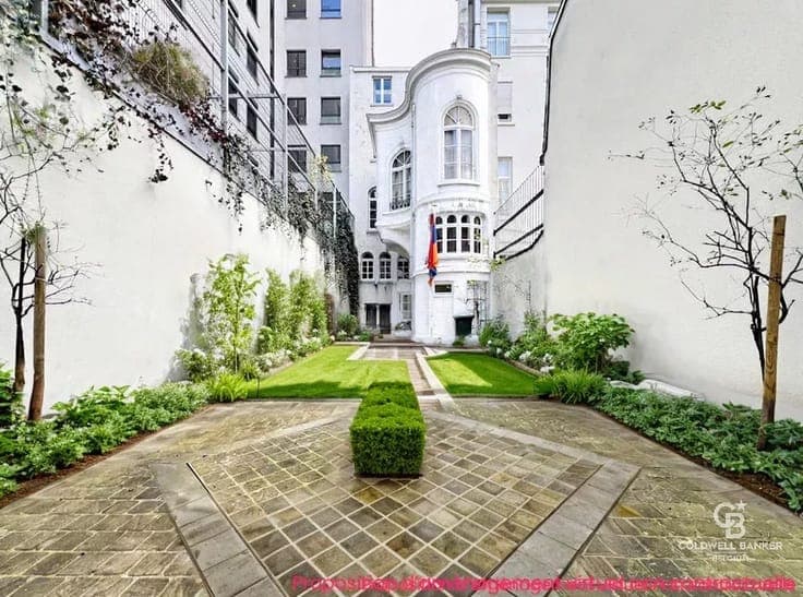 In the heart of the European quarter, a 550 m² mansion