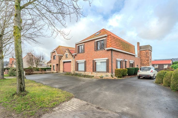 Woning op een ruim perceel van 989 m²