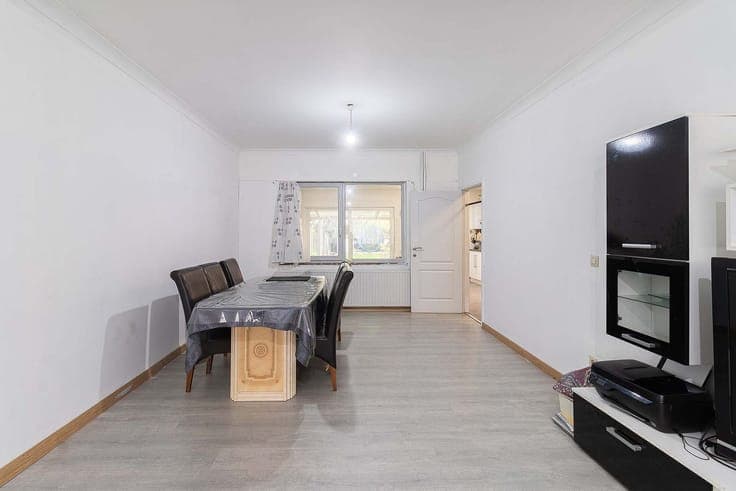 Ruime rijwoning met vijf slaapkamers en tuin