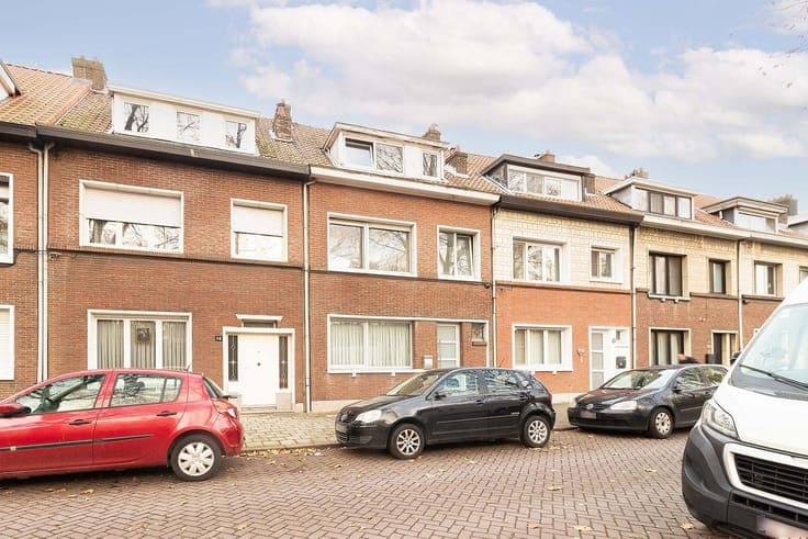 Ruime rijwoning met vijf slaapkamers en tuin