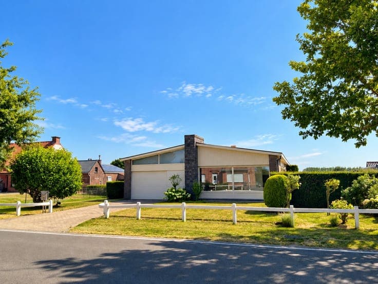 Uitstekend gelegen bungalow met 3 slaapkamers, garage, tu...