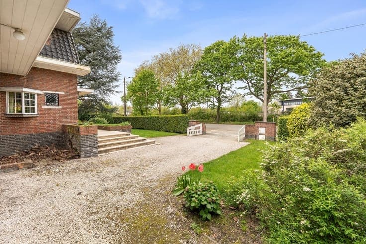 RIANTE TE RENOVEREN VILLA MET 512 m² VLOEROPPERVLAKTE
