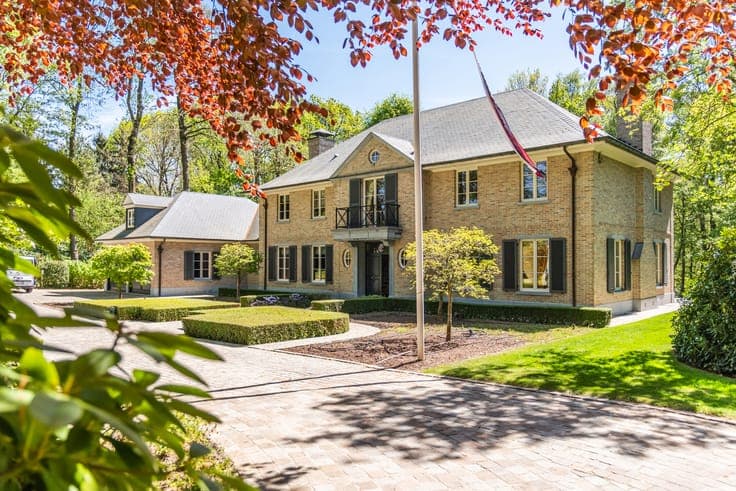 Prestigious residence on a south facing estate
