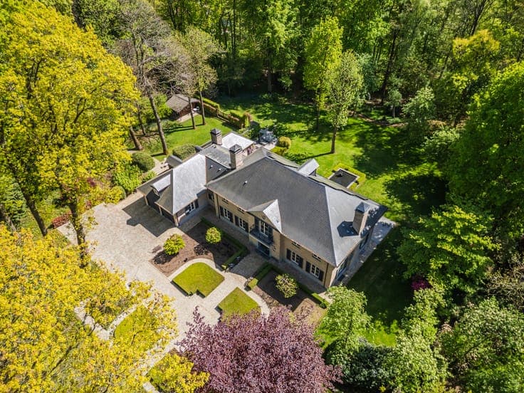 Prestigious residence on a south facing estate