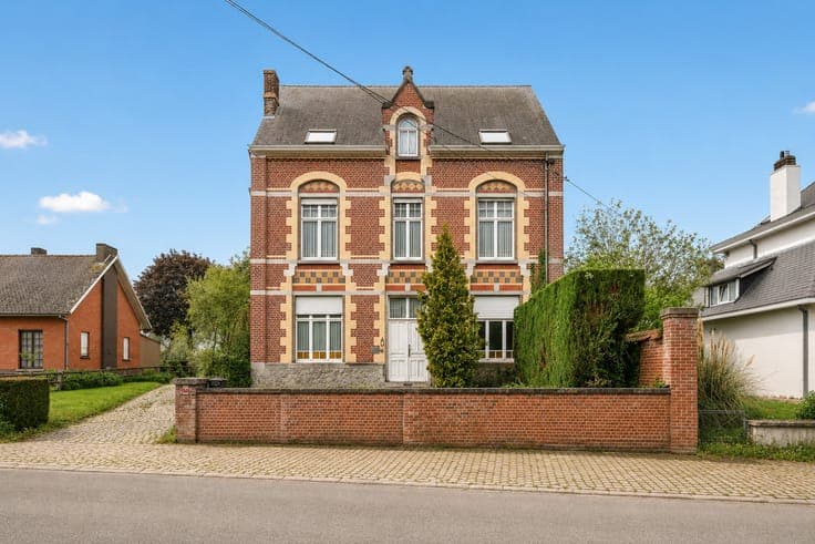 Charming manor house with character and great potential!