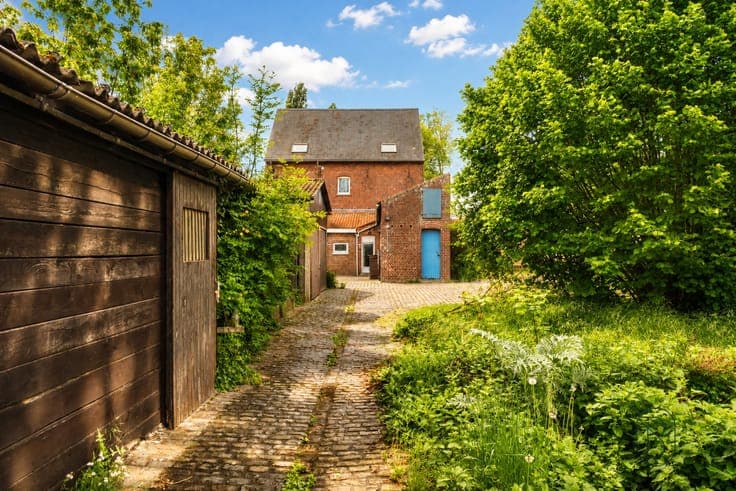 Charming manor house with character and great potential!